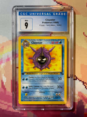 一張經評級的1999年Cloyster寶可夢卡，放在保護殼中，置於圖案布料上。 — Pokémon 手機 壁紙