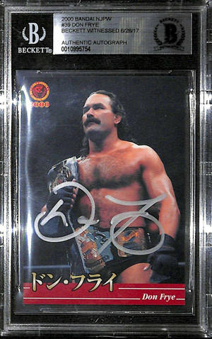 Don Frye手持冠軍腰帶的簽名摔角卡。 — 運動 壁紙