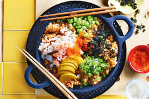 一個色彩繽紛的日本丼飯，配有毛豆、蟹卵、海藻和醃漬芒果。 — 日式 壁紙