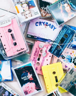 一系列色彩繽紛的復古卡式錄音帶，附有專輯封面。 — Apple Watch Ultra 壁紙