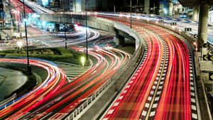 夜間高速公路，帶有紅色、白色和藍色車燈的條紋。 — 日本 壁紙