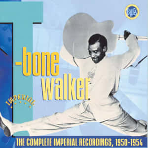 T-bone Walker 在藍色復古專輯封面上分腿跳躍拿著吉他。 — 音樂 壁紙