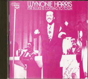 Wynonie Harris 在洋紅色調照片中與樂隊在舞台上表演藍調音樂。 — 聖路易斯藍調 壁紙