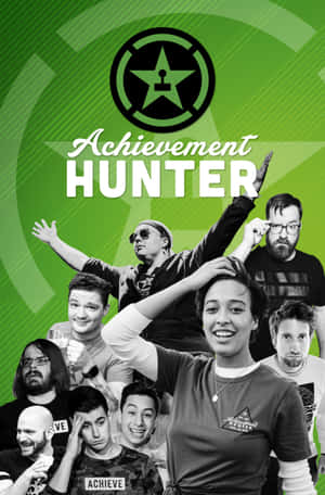 一群微笑的Achievement Hunter演員在綠色背景前充滿活力地擺姿勢。 — 榮耀MagicPad4 壁紙