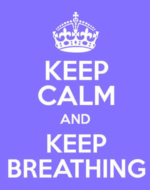 紫色海報，帶有白色皇冠和keep calm and keep breathing文字