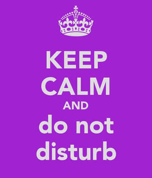 紫色背景，白色皇冠和文字 keep calm and do not disturb。 — 皇冠 壁紙