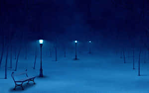 雪地公園長椅在夜晚的發光街燈下，光禿禿的樹木和星星 — 冬季風景 壁紙