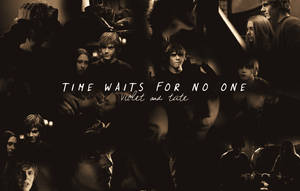 年輕人的面孔拼貼畫，帶有文字「TIME WAITS FOR NO ONE」和「Violet and Tate」。 — 泰特·兰登 壁紙