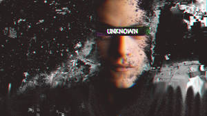在數位雜訊中，眼睛上帶有「UNKNOWN」文字的臉部故障效果。 — 機器人 壁紙