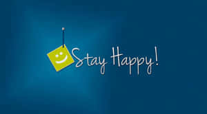 一張黃色笑臉便利貼，用大頭針固定在藍色背景上「Stay Happy!」字樣旁邊。 — 喜悅 壁紙