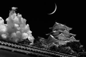 夜晚彎月與戲劇性雲層下的日本城堡。 — 混沌武士 壁紙