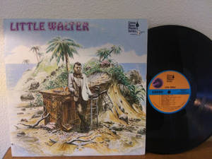 Little Walter 的專輯封面，男子在棕櫚樹下的海灘酒吧。 — 復古 壁紙