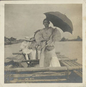 女子手持雨傘和籃子，與孩子們在竹筏上，河流 — 復古 壁紙