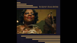 Ma Rainey 對著復古麥克風唱歌，背景有貝斯手。 — 霧面黑色 壁紙