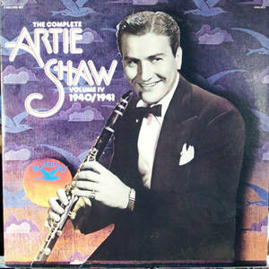 Artie Shaw 身穿燕尾服手持單簧管的復古爵士專輯封面，背景有紫色天空和鳥兒。 — 音樂 壁紙