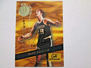 Dave Cowens 身穿波士頓塞爾提克球衣的復古籃球卡，金色背景。 — 波士頓塞爾提克 壁紙
