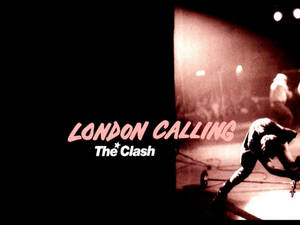 The Clash 在音樂會上表演，螢幕上顯示「London Calling」文字。 — 岩石 壁紙