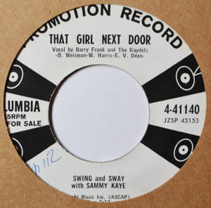 棕色紙上的Sammy Kaye《That Girl Next Door》復古Columbia唱片標籤。 — 音樂 壁紙