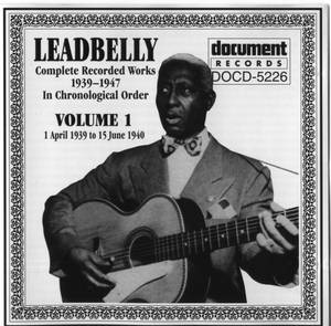 Leadbelly 在帶有華麗邊框的復古專輯封面上彈奏吉他。 — 復古 壁紙