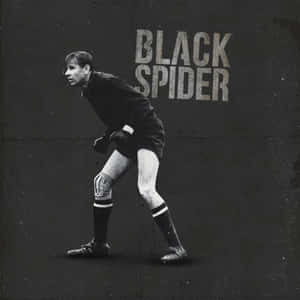 橄欖球運動員復古黑白照片，帶有「BLACK SPIDER」文字。 — 運動 壁紙
