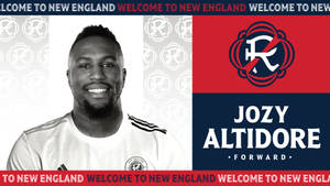 足球運動員Jozy Altidore身穿白色球衣，帶有「Welcome to New England」橫幅和球隊標誌。 — 運動 壁紙