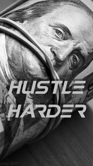 帶有「HUSTLE HARDER」文字疊加的捲起百元美鈔。