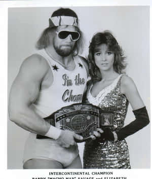 摔角手 Randy Savage 與妻子 Elizabeth 手持冠軍腰帶擺姿勢。 — Motorola Razr Ultra 2025 壁紙