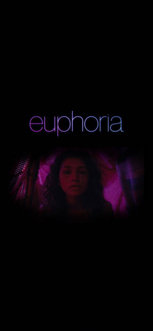 一位年輕女子在黑暗的房間中，紫色霓虹燈光，上方閃爍著 euphoria 一詞。 — 可愛又粉嫩 壁紙