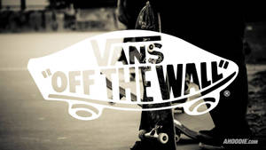 在城市街道上，棕褐色調的滑板帶有Vans Off The Wall標誌。 — 墜落卡車 壁紙