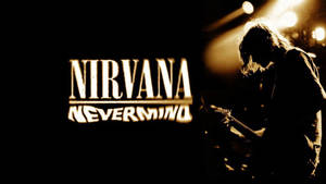 Nirvana 樂隊標誌和吉他手在溫暖燈光下的舞台上。 — 涅槃 壁紙