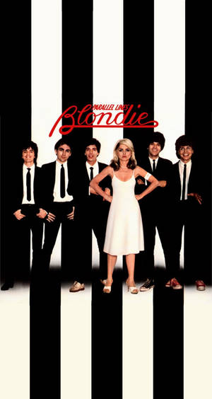 Blondie 樂團成員身穿黑色西裝，與身穿白色連衣裙的金髮女子在黑白條紋前擺姿勢。 — 攝影 壁紙