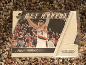 Jusuf Nurkic 舉臂慶祝的籃球交易卡。 — 運動 壁紙