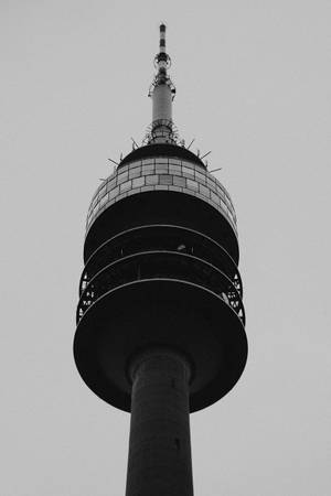 灰色天空背景下高聳通信塔的單色視圖。 — 慕尼黑 壁紙