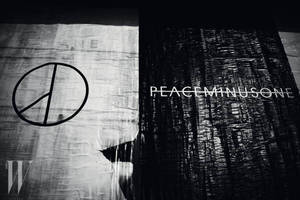 在戲劇性燈光下，帶有和平符號和文字的黑色和白色布料。 — Peaceminusone 壁紙