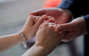 在浪漫時刻，雙手將結婚戒指戴在手指上。 — 情侶擁抱 壁紙