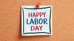 寫有 Happy Labor Day 的便利貼釘在軟木板上。 — 勞動節 壁紙