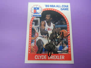 一張簽名的1989年NBA全明星賽交易卡，Clyde Drexler拿著一個籃球。 — 運動 壁紙