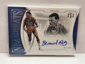 簽名Bernard King NBA交易卡，穿著Knicks球衣拿著籃球。 — 籃球 壁紙