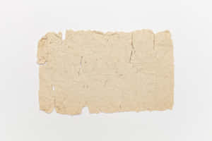 一張皺巴巴的米色紙，邊緣撕裂，放在白色背景上。 — Old Paper 壁紙