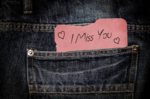 塞在牛仔褲袋裡的粉紅色「I Miss You」便條。 — 想念你 壁紙