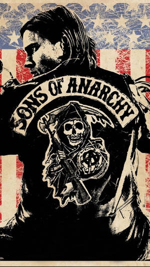 男子穿著帶有骷髏圖案的 Sons of Anarchy 夾克，背景是美國國旗。