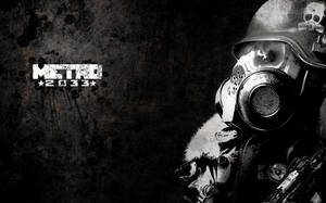 戴防毒面具的士兵在帶有紋理的深色牆壁前持步槍，牆上有 Metro 2033 標誌。 — 電玩遊戲 GIF 壁紙