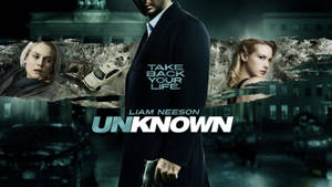 電影《Unknown》的海報，連恩尼遜持槍，在黑暗的城市場景中兩側各有一名女性。 — 黛安·克魯格 壁紙