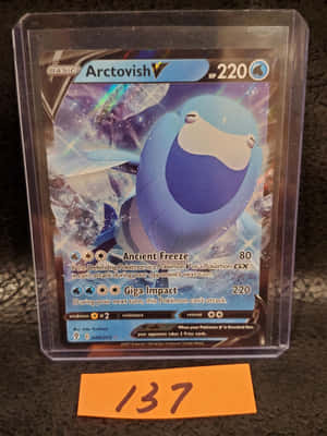 一張藍色Arctovish V Pokémon卡放在透明套中，附有橙色標籤寫著137。 — 寶可夢傳說 阿爾宙斯 壁紙