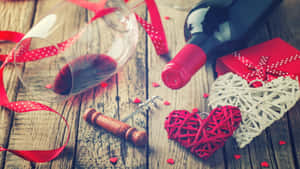 質樸木頭上的酒瓶、玻璃杯、開瓶器和紅絲帶編織心形。 — 美麗的夜晚 壁紙