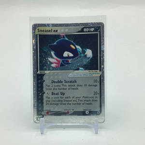 一張 Sneasel ex 的寶可夢集換式卡牌，放在閃亮的保護套中。 — 動漫 壁紙