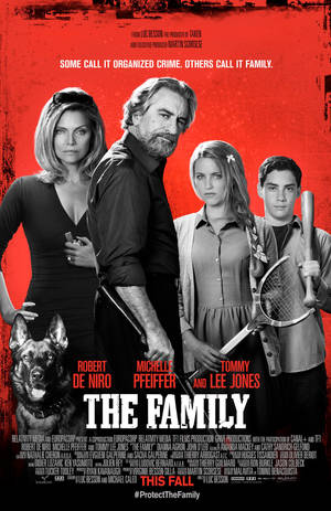 電影《The Family》的海報，演員包括勞勃·狄尼洛、蜜雪兒·菲佛、湯米和李·瓊斯，還有一隻狗。 — 黑暗騎士 壁紙
