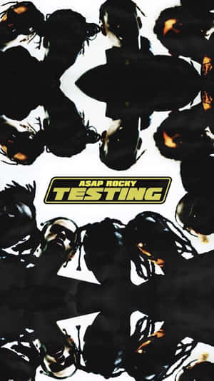 ASAP Rocky 的臉在碎片化的黑白拼貼畫中重複出現，帶有粗體黃色文字 TESTING。 — 小韋恩 壁紙