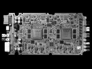 帶有 Tesla 品牌的電路板及電子元件的特寫。 — OLED 壁紙