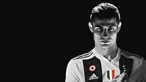 Cristiano Ronaldo 身穿尤文圖斯足球球衣，專注地凝視鏡頭。 — 克里斯蒂亞諾·羅納度 壁紙